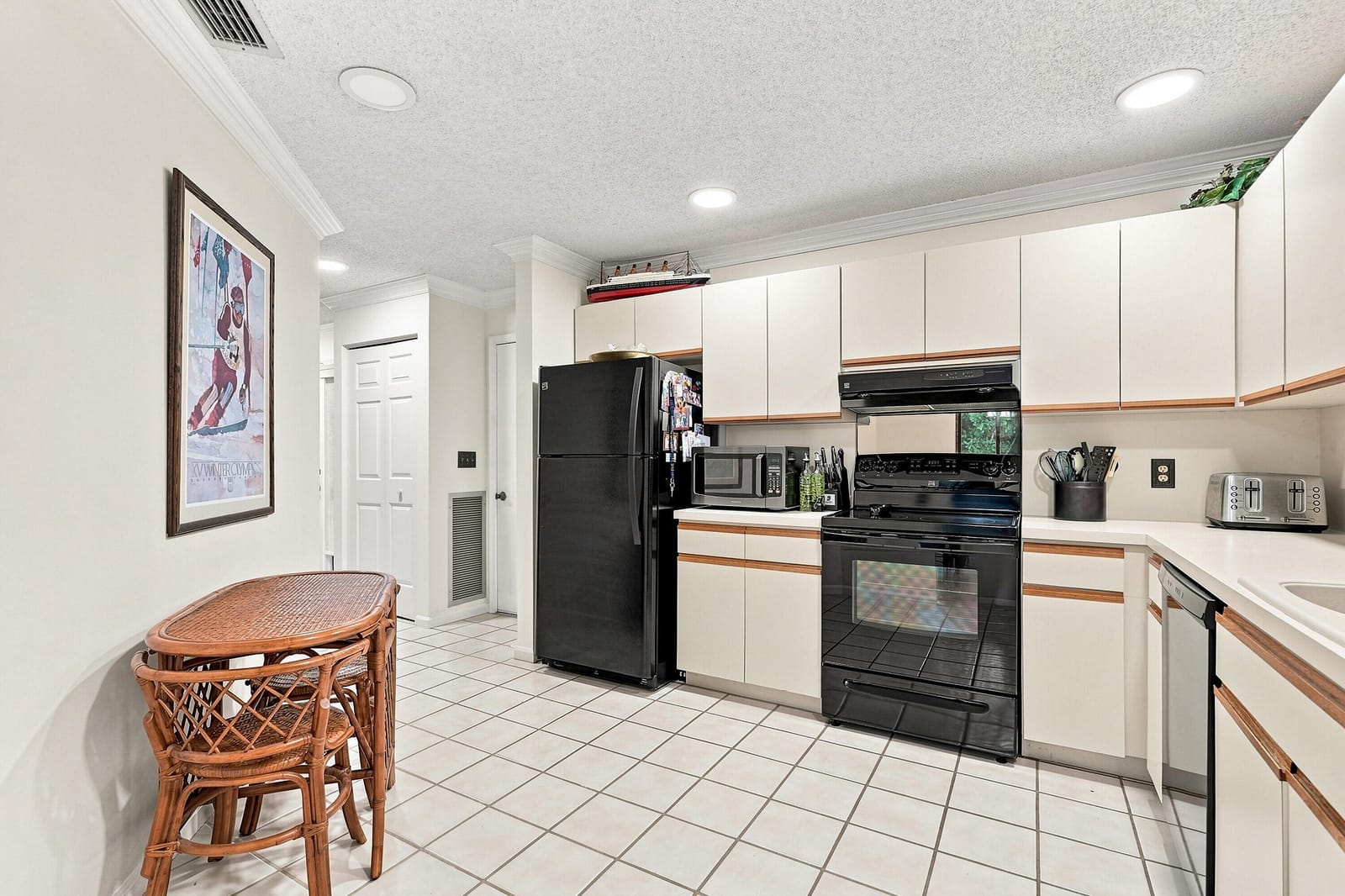11 Lexington Lane E B — photo 9