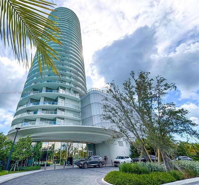2411 Laguna Circle 903, North Miami, FL 33181