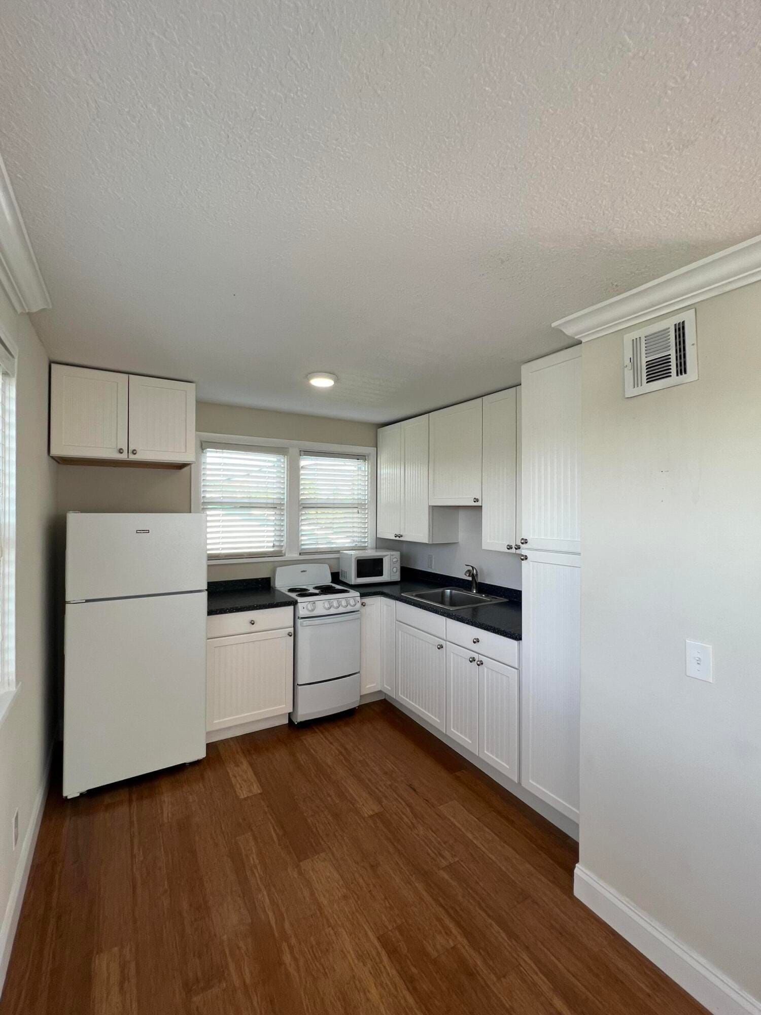 1140 Hernando Street C — photo 8