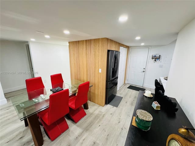 1555 W 44th Place 214D, Hialeah, FL 33012