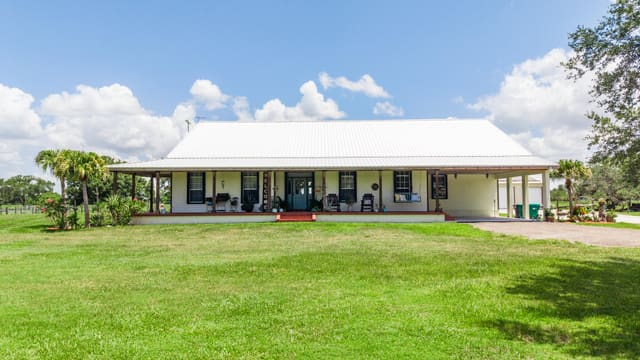 8661 E CENTER Street, Okeechobee, FL 34974