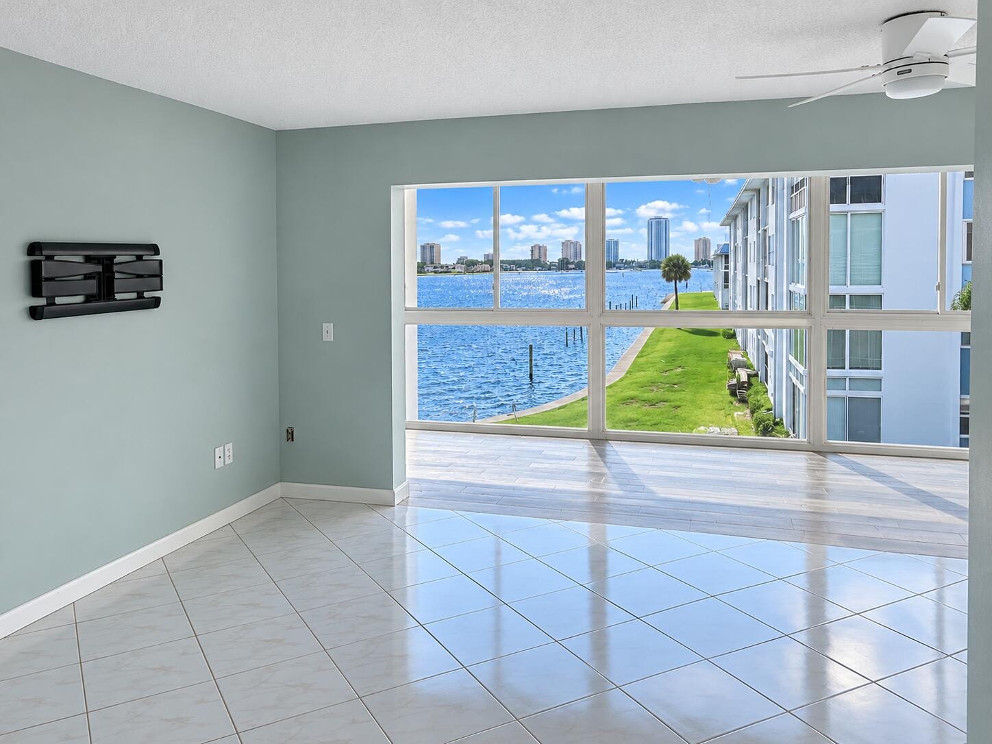 2936 LAKE SHORE Drive 309, Riviera Beach, FL 33404 photo 4