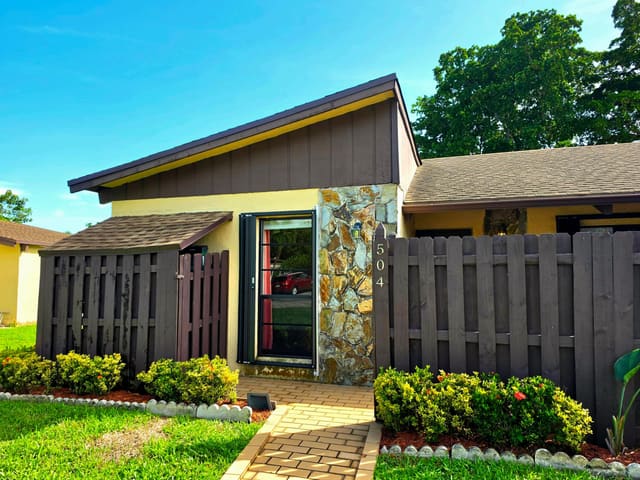 504 Briarwood Circle 1-54, Hollywood, FL 33024