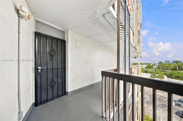 3475 N Country Club Drive 502, Aventura, FL 33180