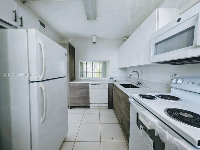 8429 Forest Hills Drive 305, Coral Springs, FL 33065