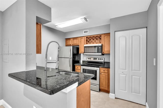 2820 N Oakland Forest Drive 102, Oakland Park, FL 33309