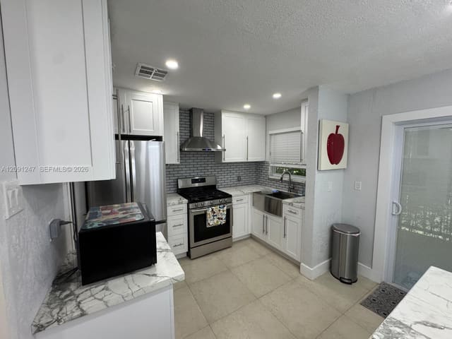 1305 W 53rd Street 102, Hialeah, FL 33012