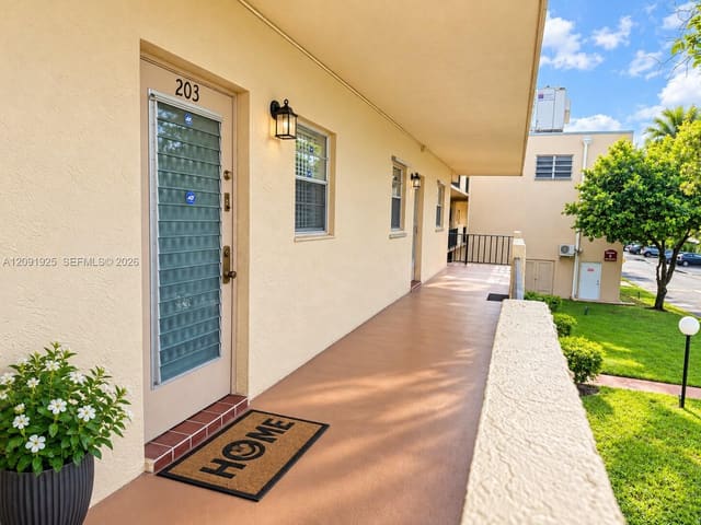 300 Berkley Road 203, Hollywood, FL 33024
