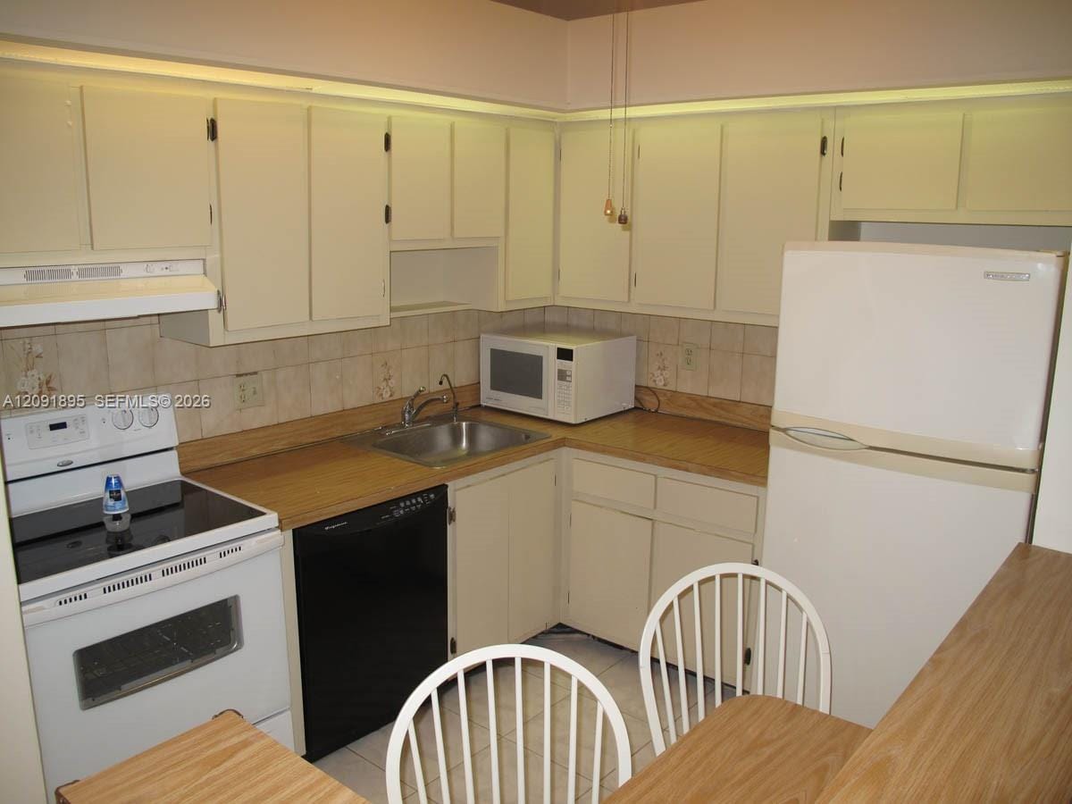 9940 S Belfort Circle 203, Tamarac, FL 33321 photo 2
