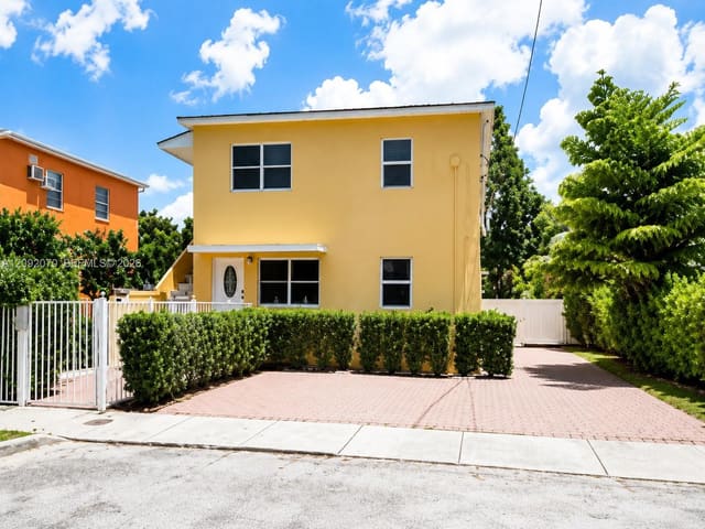 985 SW 10th Street, Miami, FL 33130