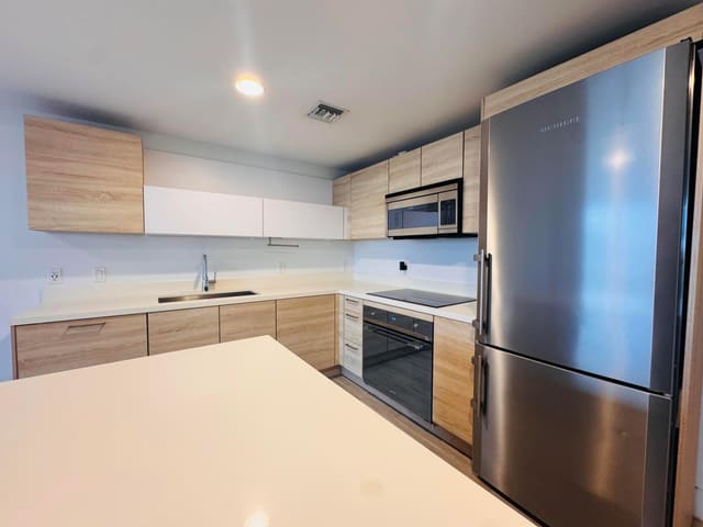 16385 BISCAYNE Boulevard 1204, North Miami Beach, FL 33160