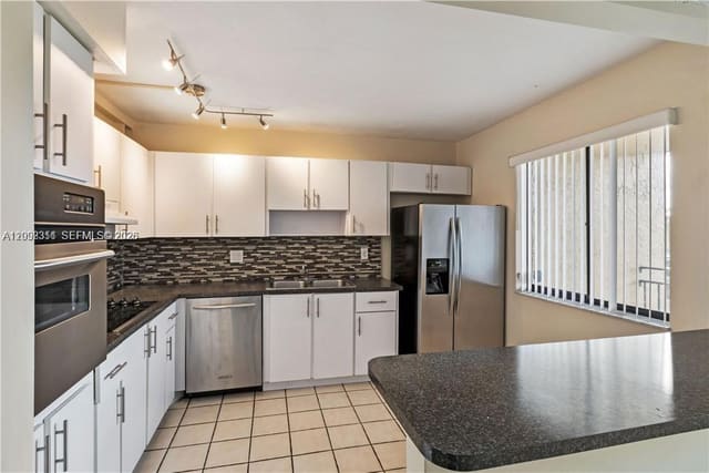 321 Lakeview Drive 204, Weston, FL 33326