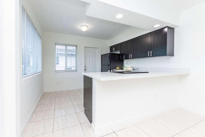 320 SW 10th Terrace, Hallandale Beach, FL 33009 photo 23