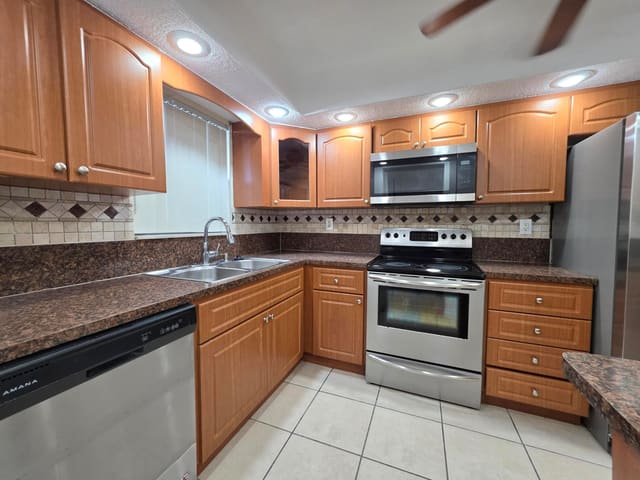 5860 NW 44TH Street 502, Lauderhill, FL 33319
