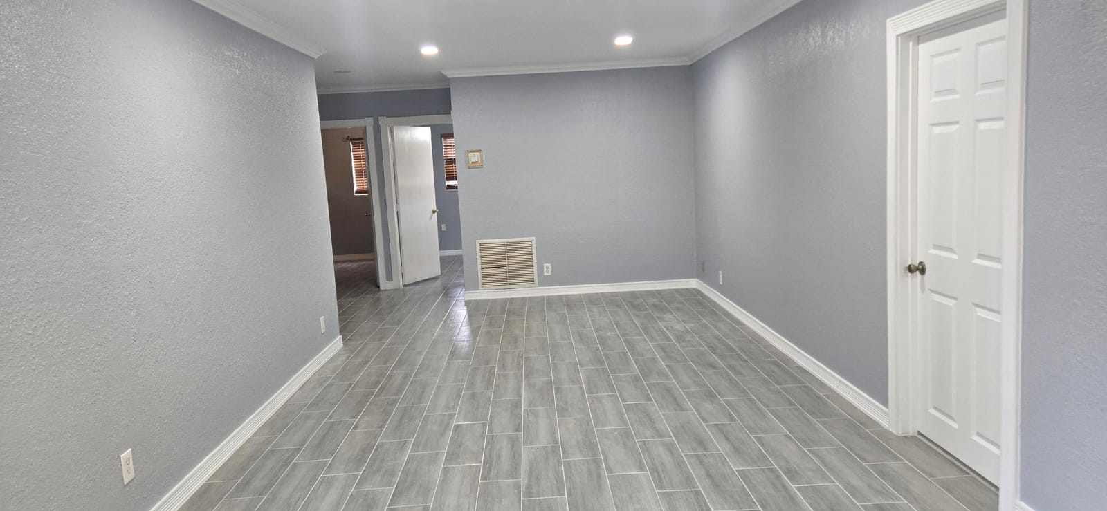 1408 W BROOME Street — photo 3