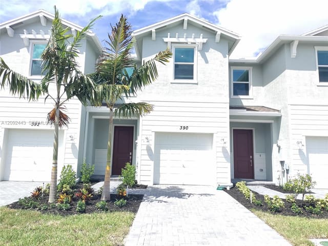 390 SE Crossoak Lane, Port St. Lucie, FL 34984