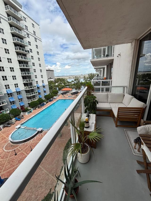5077 NW 7th Street 814, Miami, FL 33126