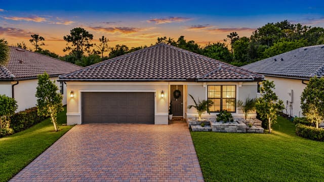 532 SE Villandry Way, Port St. Lucie, FL 34984