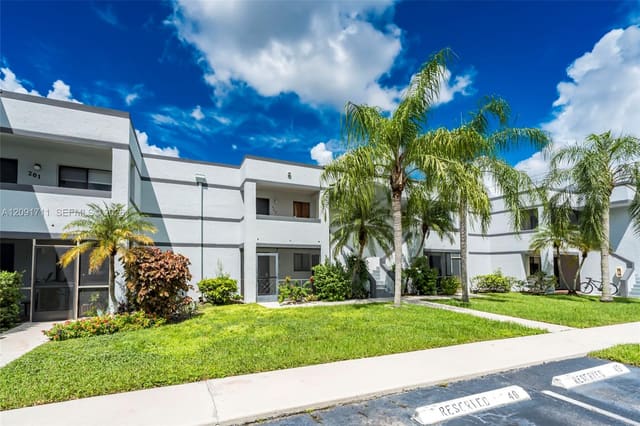 161 Lakeview Drive 202, Weston, FL 33326