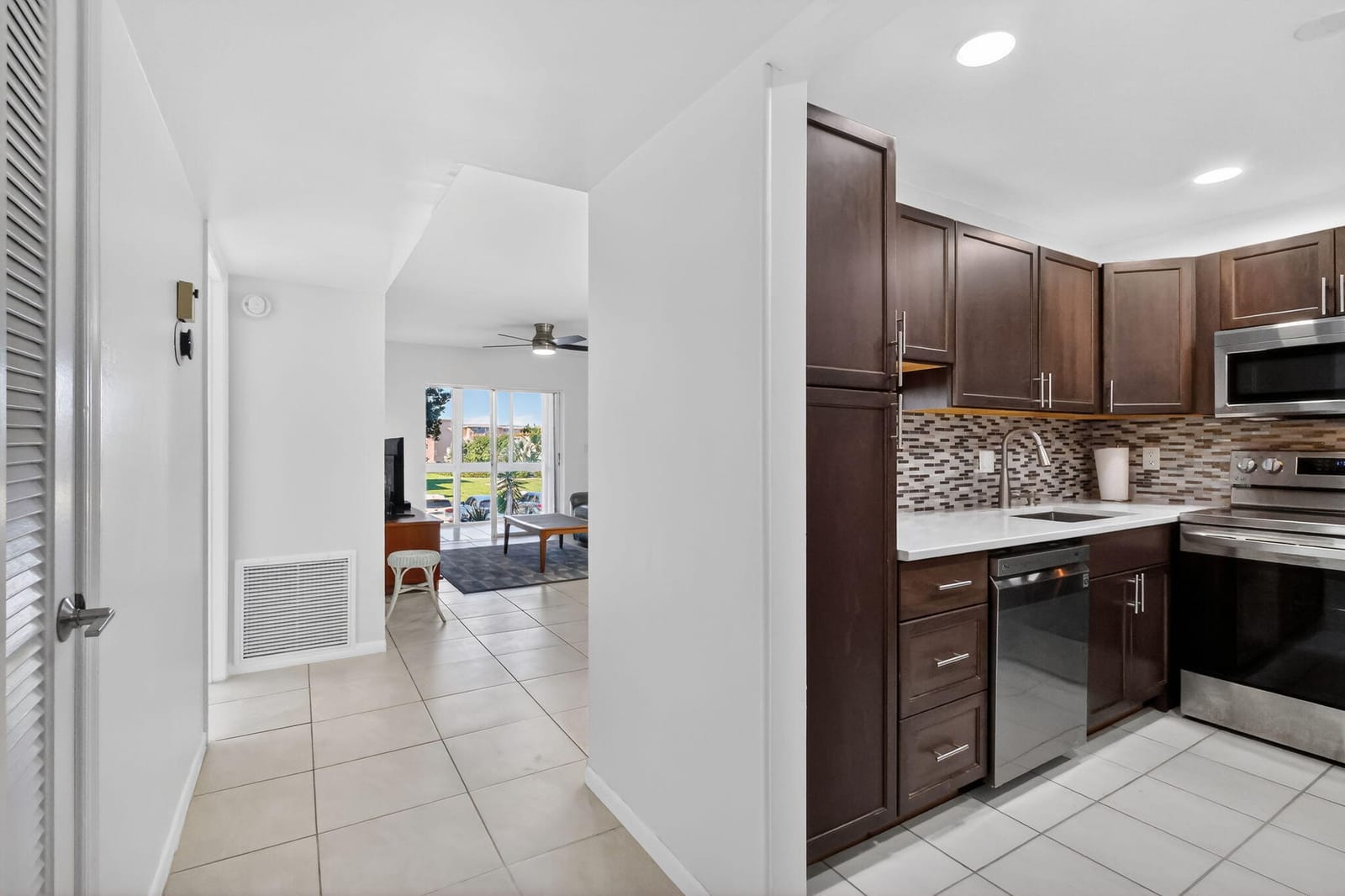 2615 NE 1ST Court 201, Boynton Beach, FL 33435 photo 3