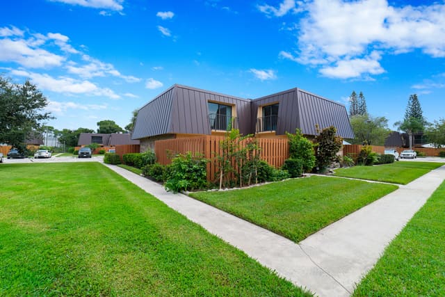 5793 SE WINDSONG Lane, Stuart, FL 34997