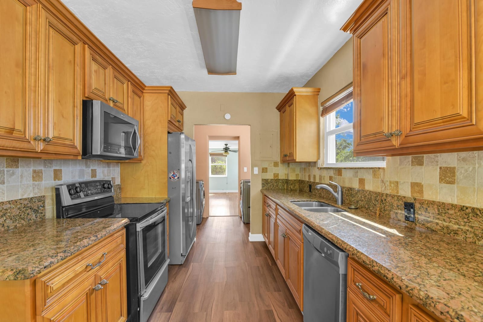 916 31ST Street — photo 3