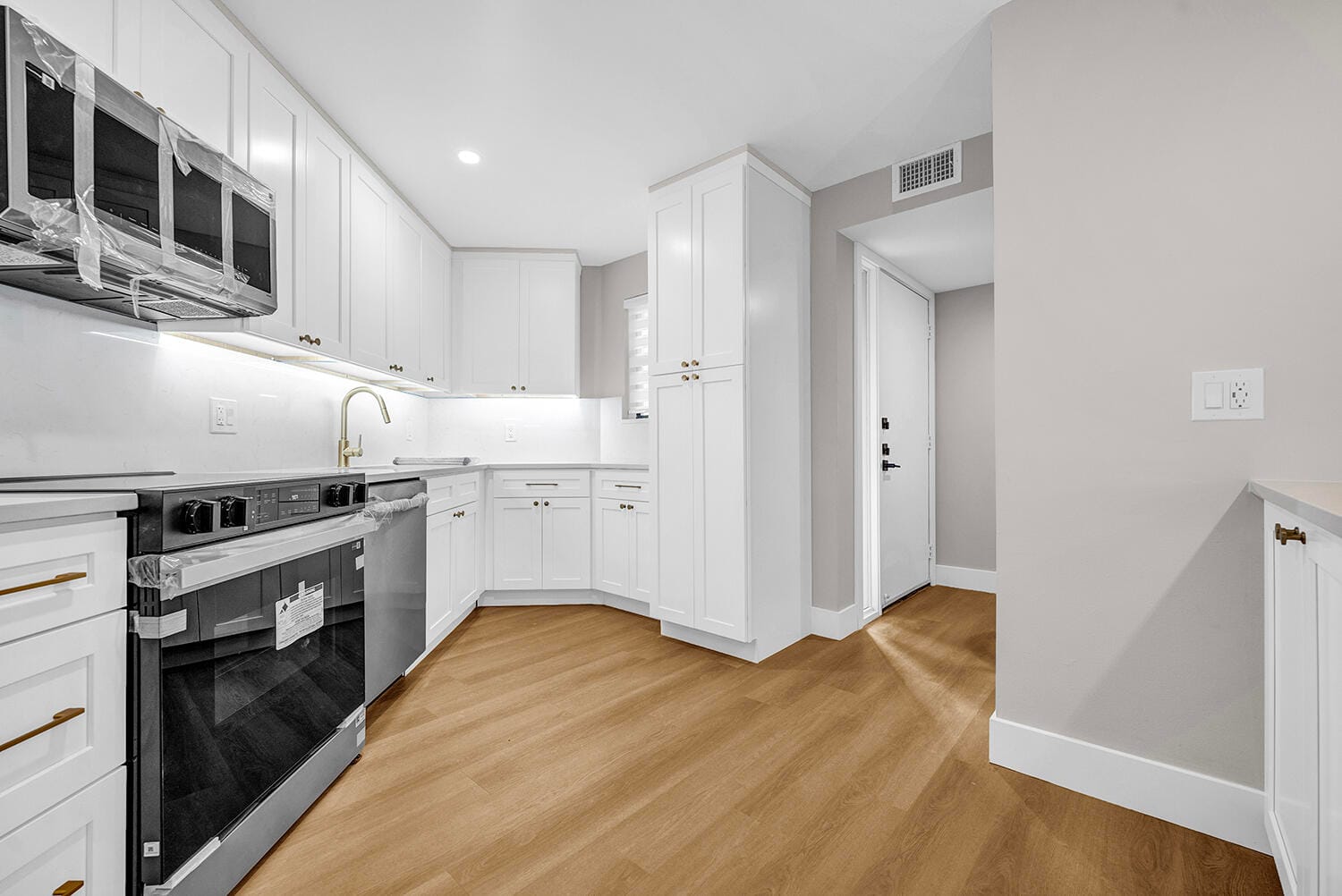 5701 CAMINO DEL SOL 102 — photo 6