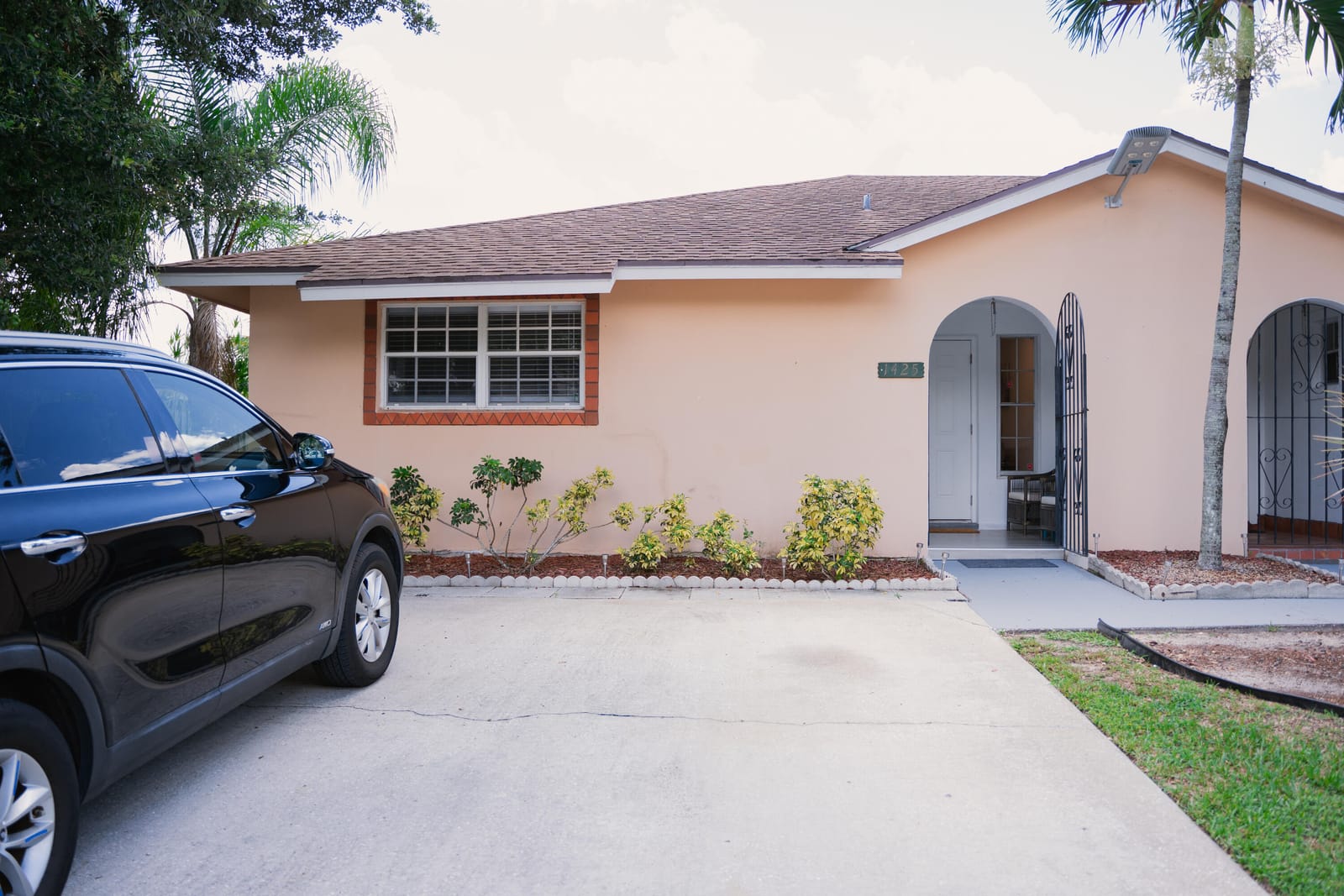 1425 RIVERSIDE Circle — photo 1
