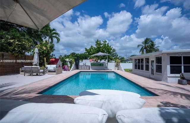 31 SW 6th Street, Hallandale Beach, FL 33009
