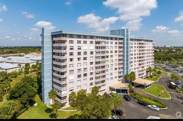 3800 Hillcrest Drive 523, Hollywood, FL 33021