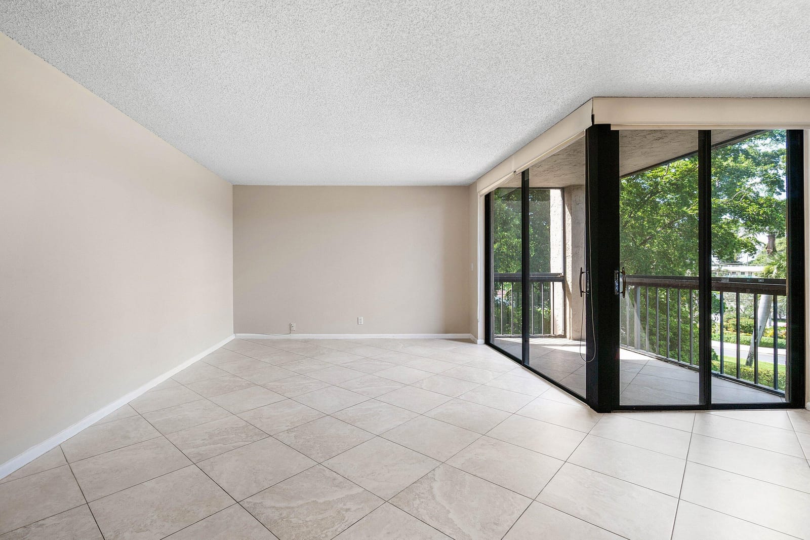 2455 LINDELL Boulevard 3411 — photo 8