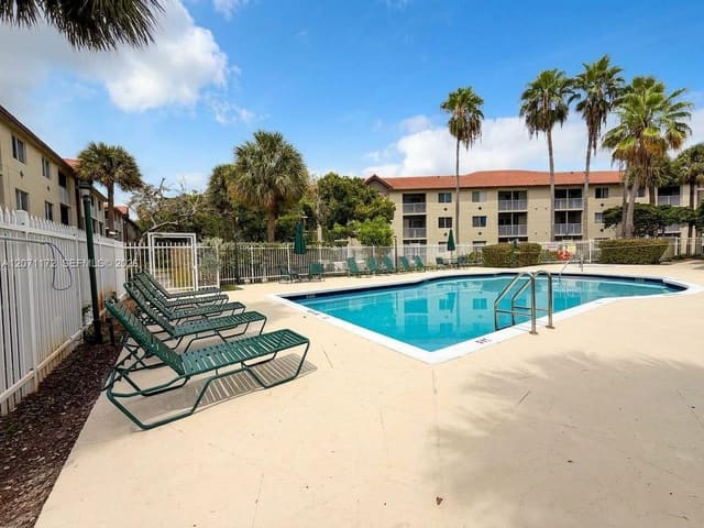 470 S Park Road 7-207, Hollywood, FL