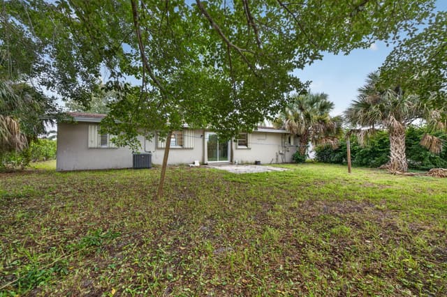 913 SE 10th Street, Stuart, FL 34994