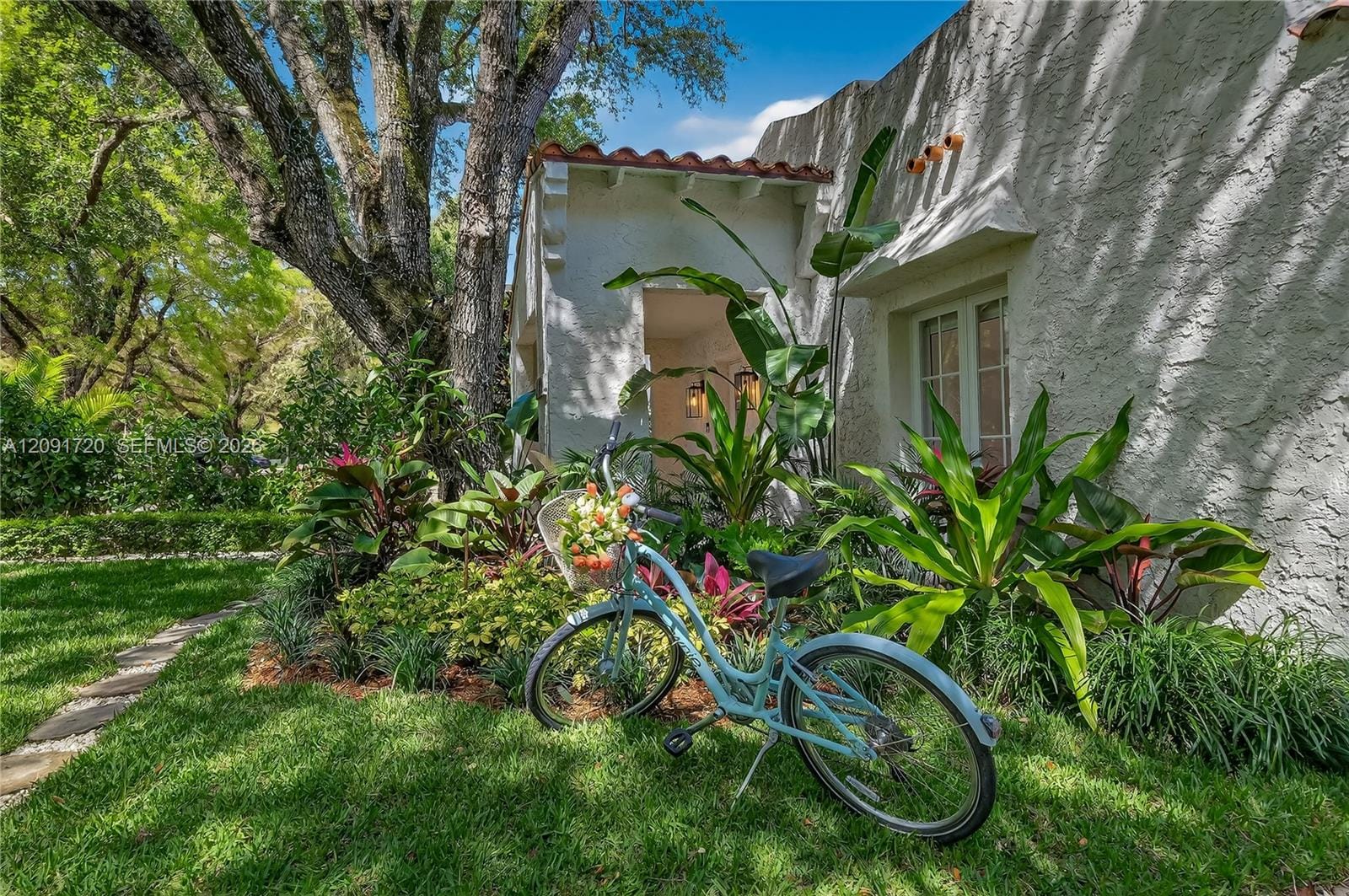 1109 Almeria Avenue — photo 4