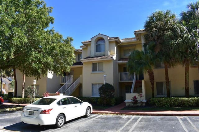 2104 GLENMOOR Drive 2104, West Palm Beach, FL 33409