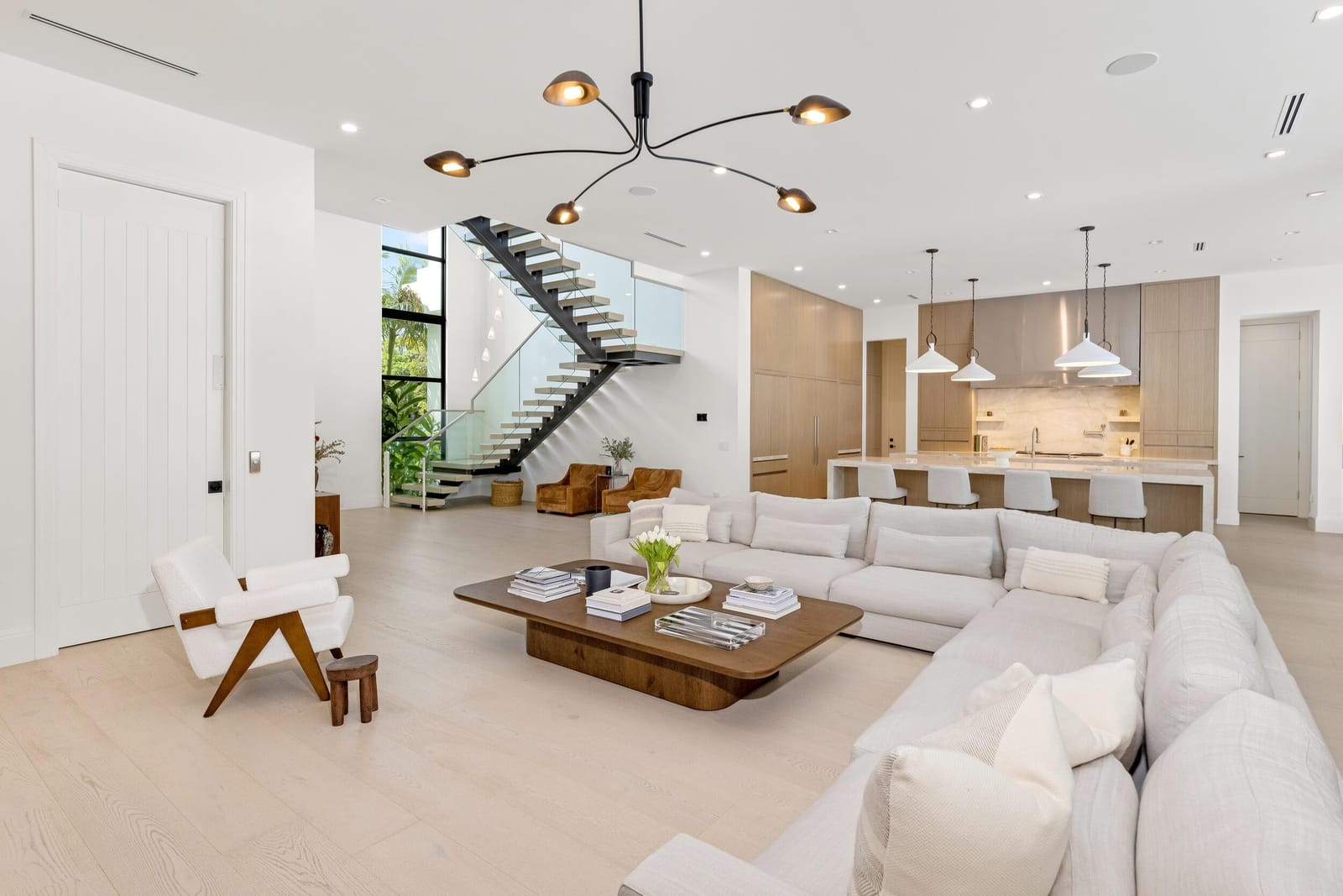735 W Fern Drive — photo 2