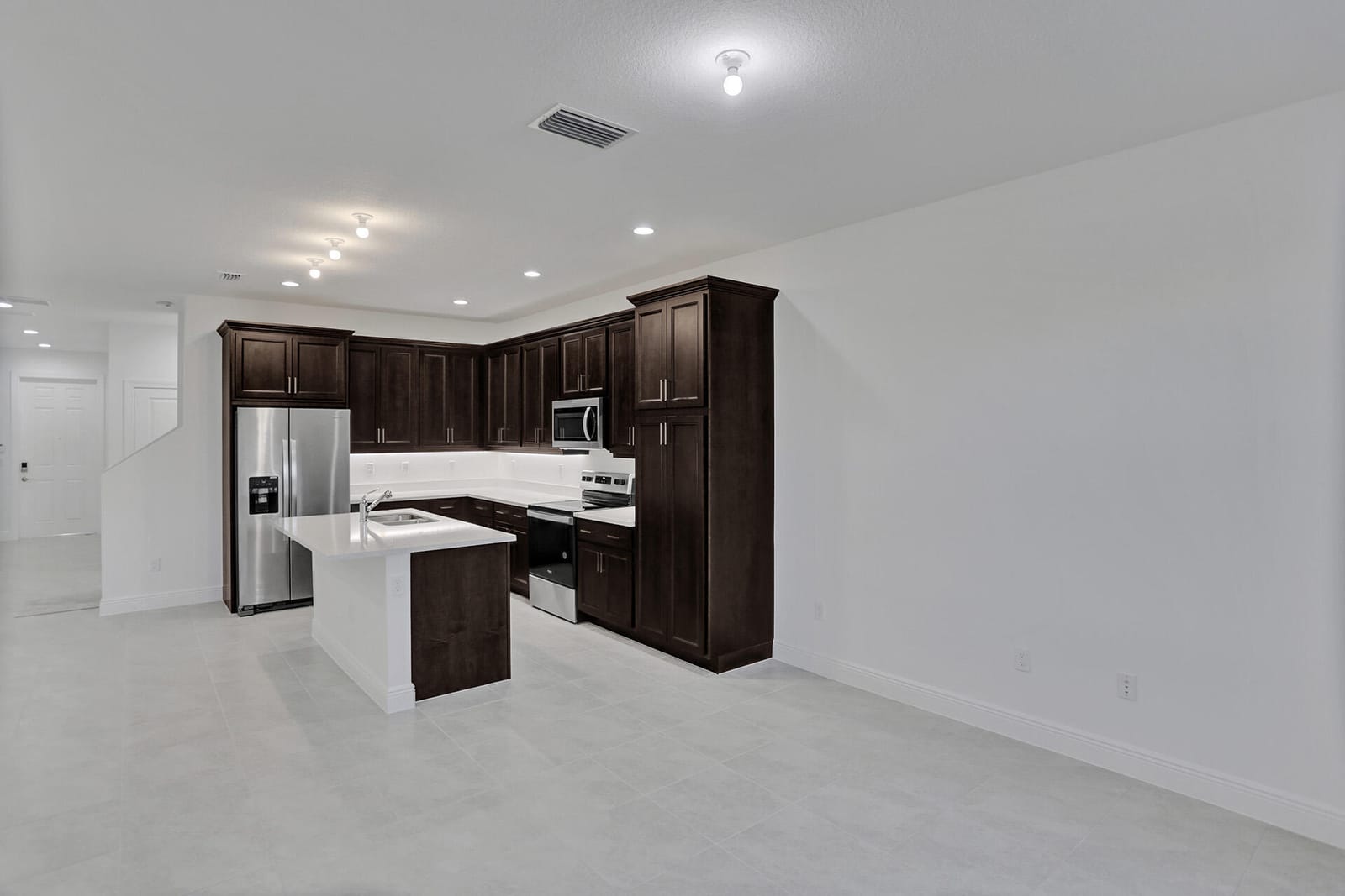 585 SANDERLING Circle, Deerfield Beach, FL 33442 photo 7