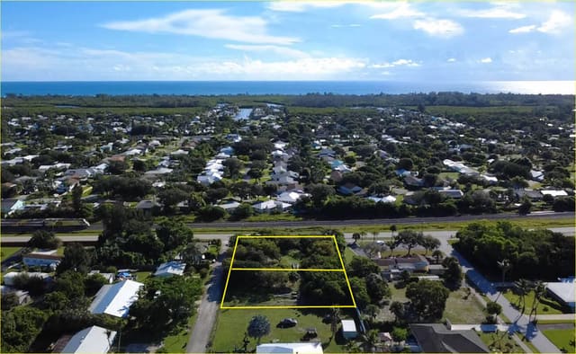 8686 SE Lyons Street, Hobe Sound, FL 33455
