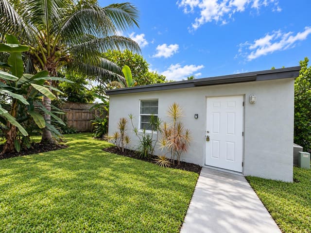 32 Lake Osborne Drive #9, Lake Worth Beach, FL 33461