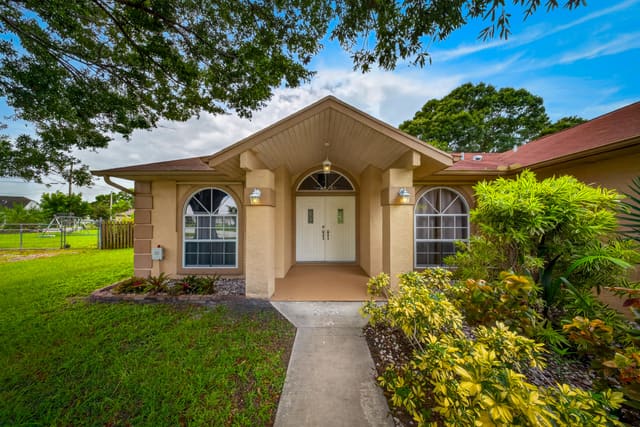 1957 SE DRANSON Circle, Port St. Lucie, FL 34952