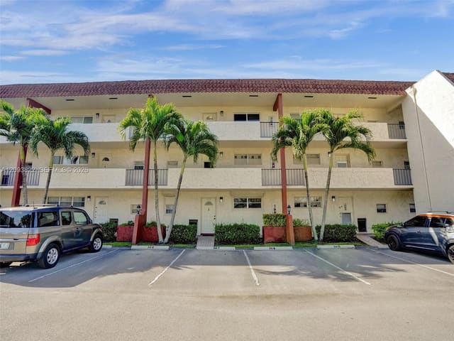 8962 S Hollybrook Boulevard 303, Pembroke Pines, FL 33025