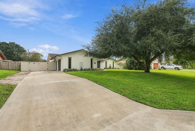 99 Cuyahoga Road, Lake Worth, FL 33467