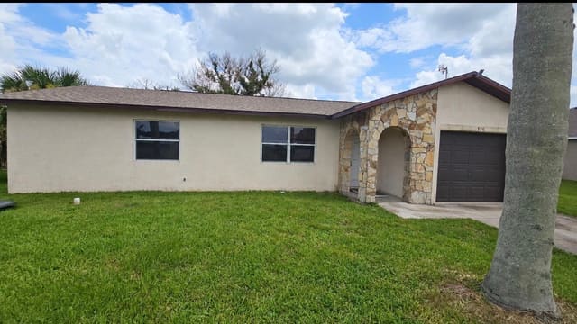 326 SE Dalva Avenue, Port St. Lucie, FL 34984