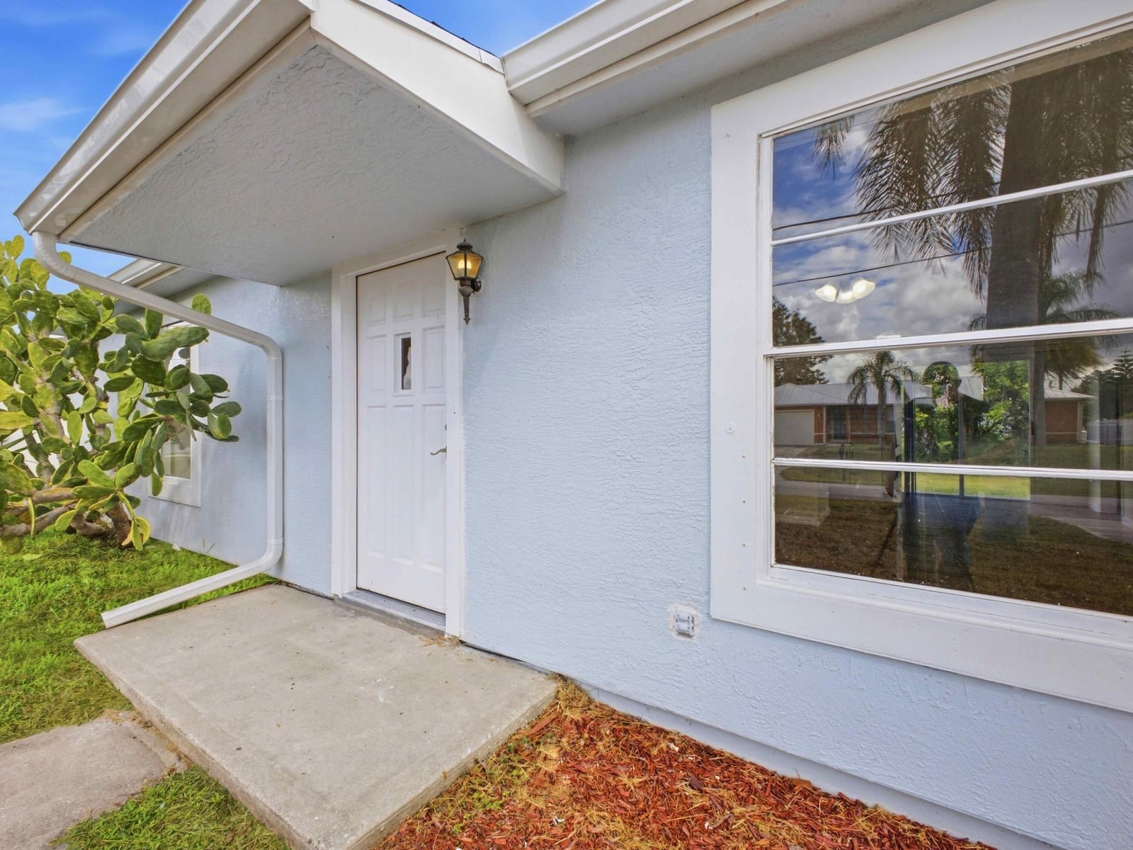 711 NW RIVERSIDE Drive, Port St. Lucie, FL 34983 photo 2
