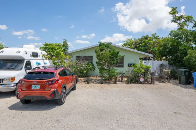 805 NE 40TH Street 1-3, Oakland Park, FL 33334