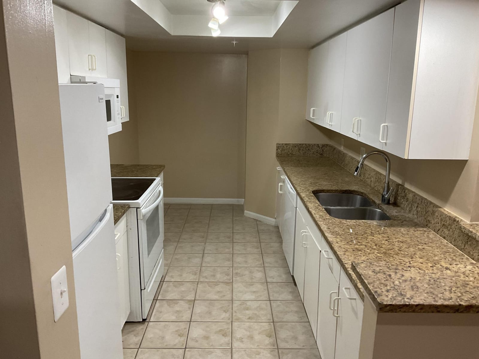 4183 N Haverhill Road 706 — photo 2