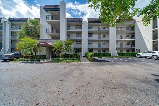 9230 Lagoon Place 111, Davie, FL 33324