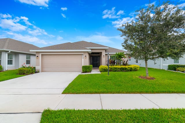 873 NE Whistling Duck Way, Port St. Lucie, FL 34983