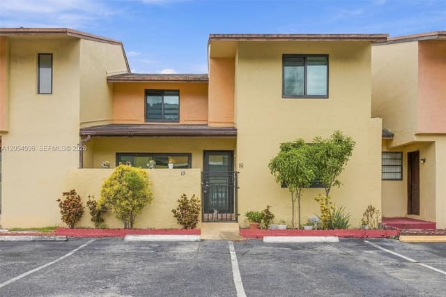 9670 Fontainebleau Boulevard 19, Miami, FL 33172