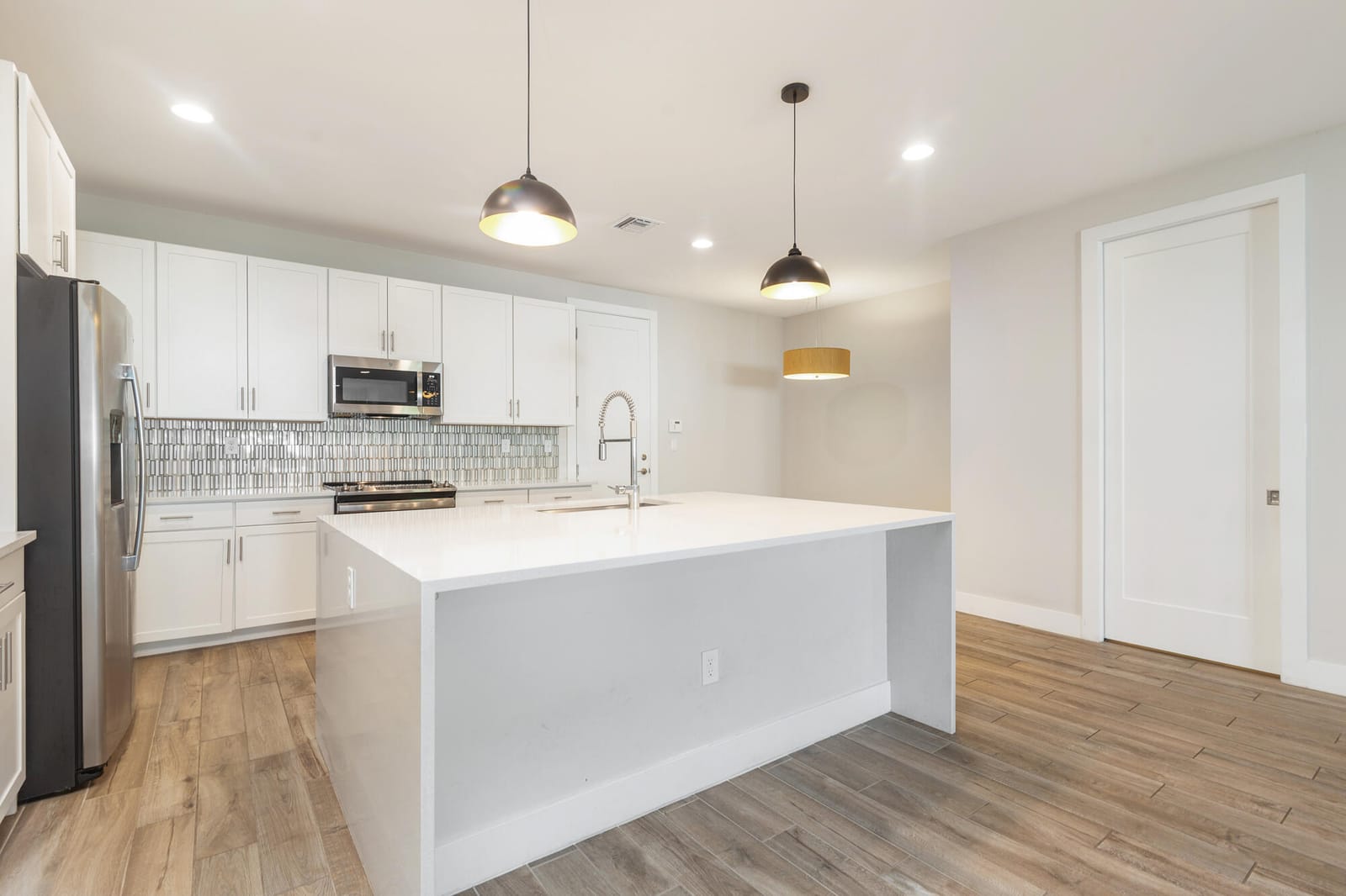 3764 LAMBERT Avenue — photo 8
